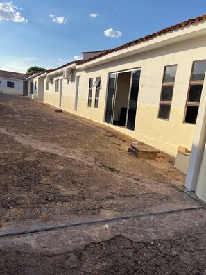 Vista frontal de la propiedad