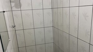 تجهيزات دش، مناشف، صابون، ورق حمّام