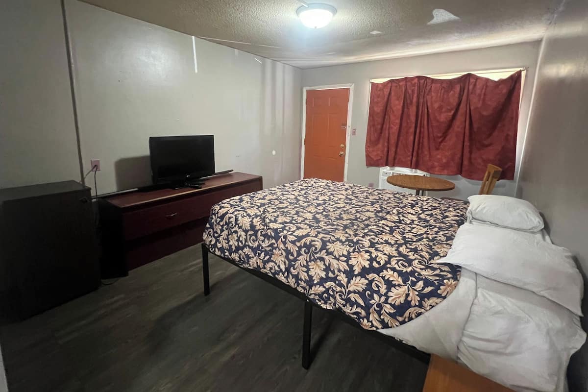 Room, 1 Double Bed, Smoking | Desk, free WiFi, bed sheets
