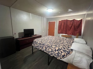 Room, 1 Double Bed, Smoking | Desk, free WiFi, bed sheets