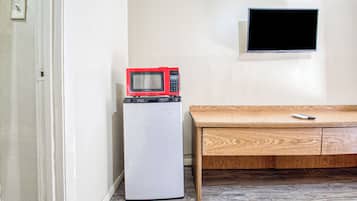 Room, 1 Double Bed, Smoking | Desk, free WiFi, bed sheets