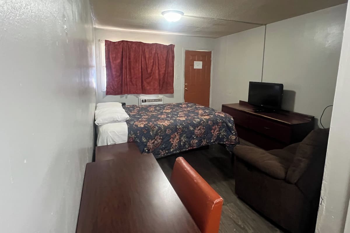 Room, 1 King Bed, Smoking | Desk, free WiFi, bed sheets