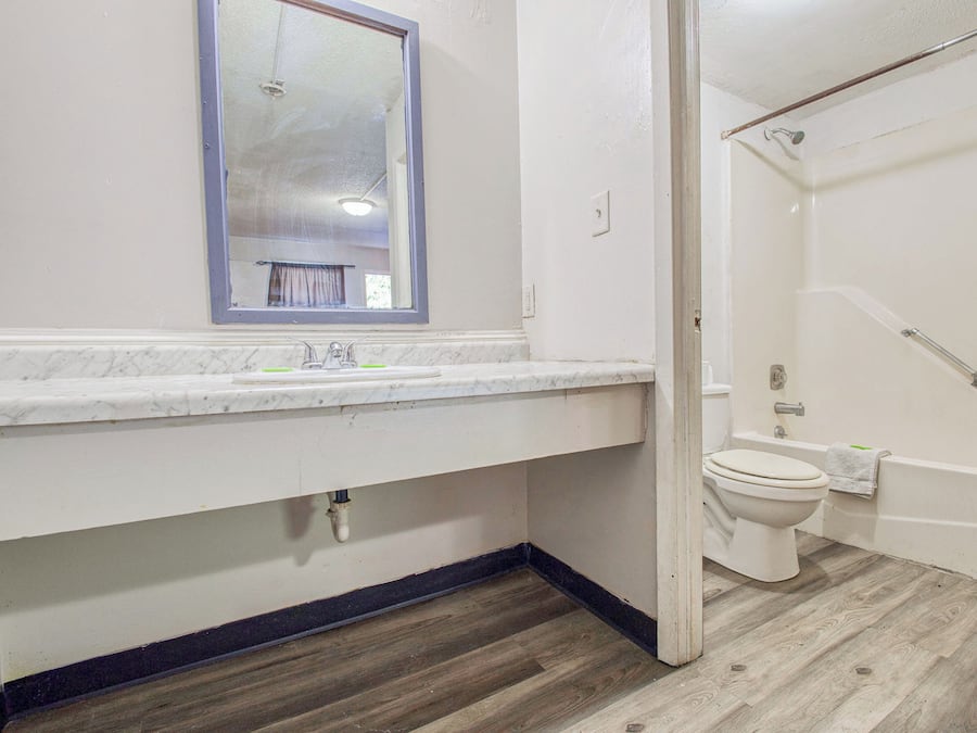 Chambre, 1 grand lit, fumeur | Salle de bain