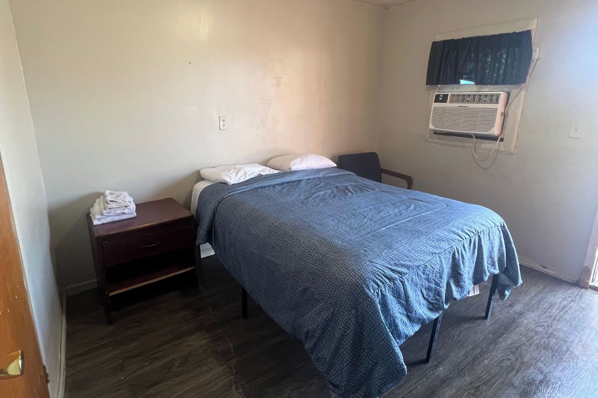 Room, 1 Queen Bed, Smoking | Desk, free WiFi, bed sheets