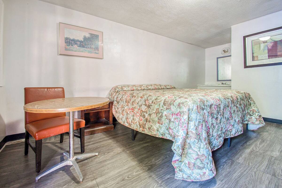 Desk, WiFi (free), bed sheets