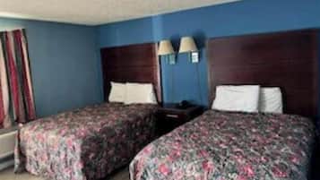 Habitación, 2 camas matrimoniales, para fumadores | Escritorio, wifi gratis y ropa de cama