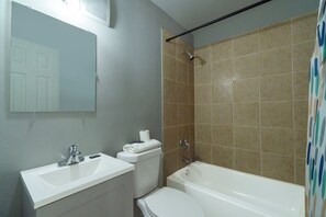 Bathroom - Capital O Parker Motel Clute Jackson Tx 332 (Clute)