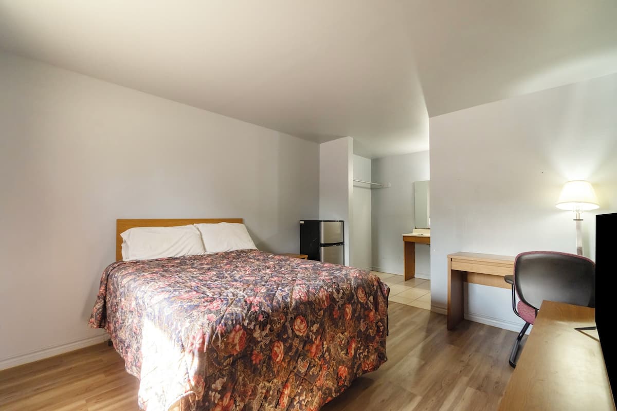 Camera, non fumatori (Full Bed) | Una scrivania, ferro/asse da stiro, lenzuola
