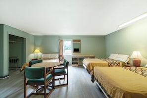 Camera (3 Queen Beds) | Una scrivania, ferro/asse da stiro, lenzuola