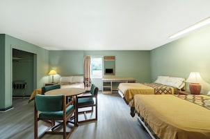 Escritorio, tabla de planchar con plancha y ropa de cama