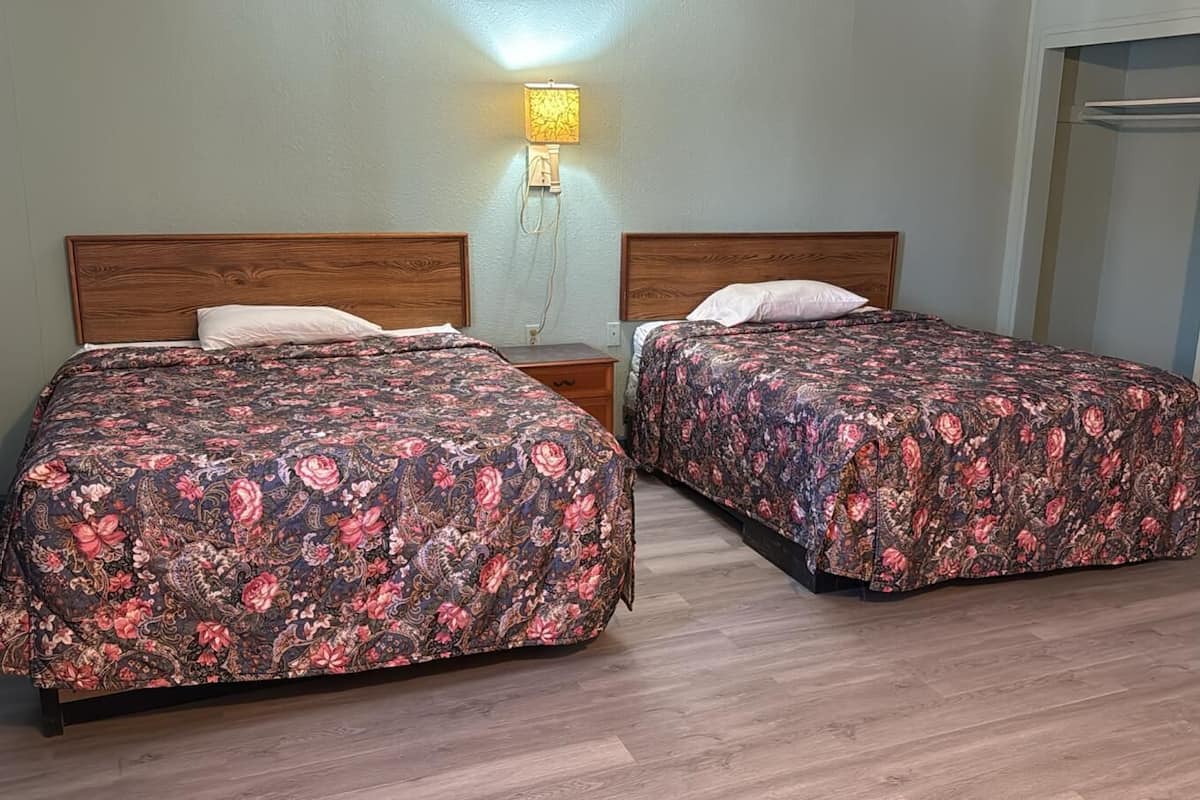 Habitació, 2 llits de matrimoni, no fumadors | Escriptori, planxa i posts de planxar i roba de llit