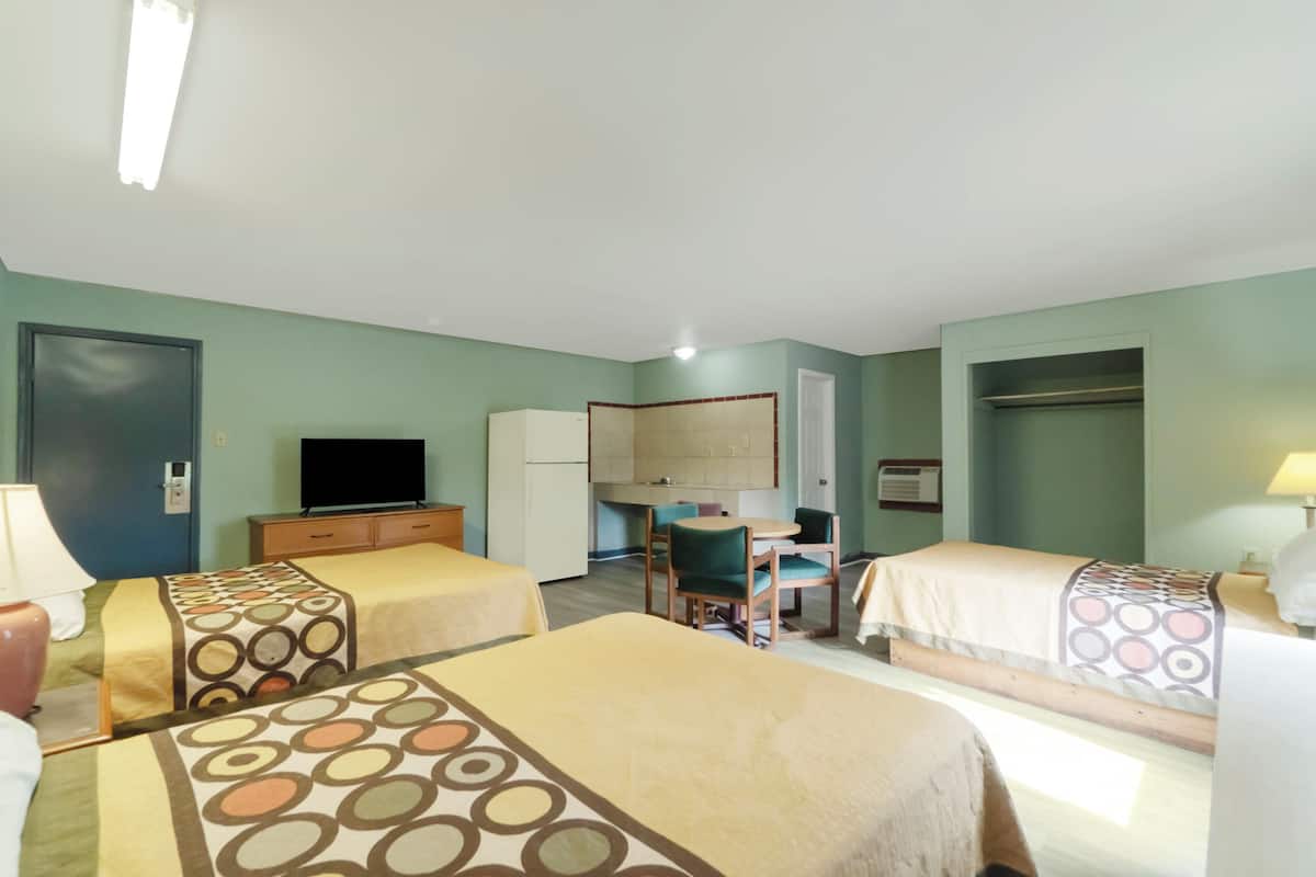 Camera (3 Queen Beds) | Una scrivania, ferro/asse da stiro, lenzuola