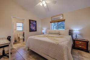 4 bedrooms, iron/ironing board, travel crib, free WiFi - Sleeps up to 10 - game room - pool with hot tub - Stars Vacation Rentals (Cape Coral)