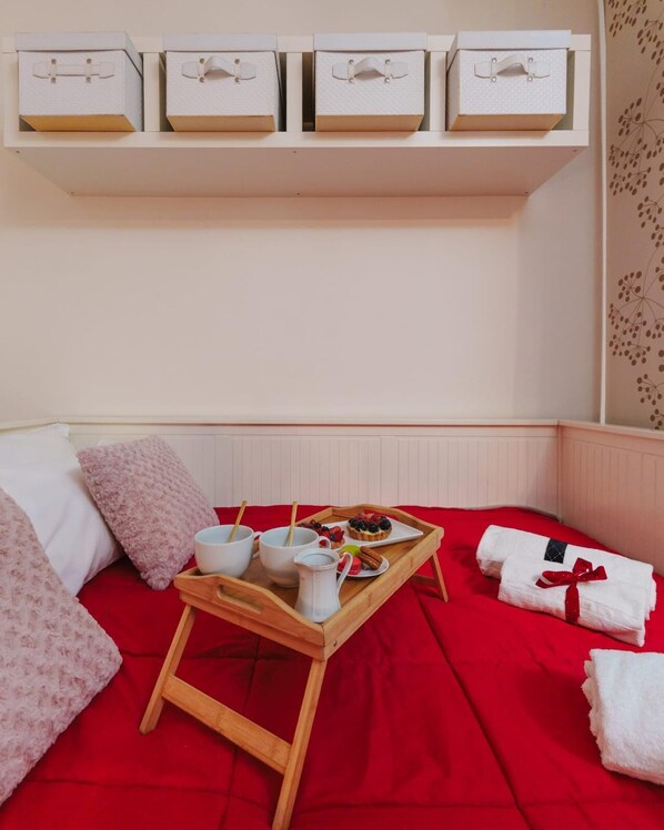 Iron/ironing board, bed sheets