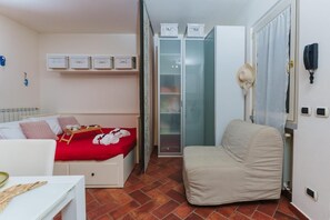 Iron/ironing board, bed sheets