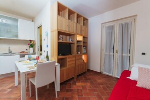 Iron/ironing board, bed sheets