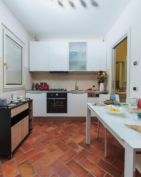 Fridge, oven, stovetop, dishwasher