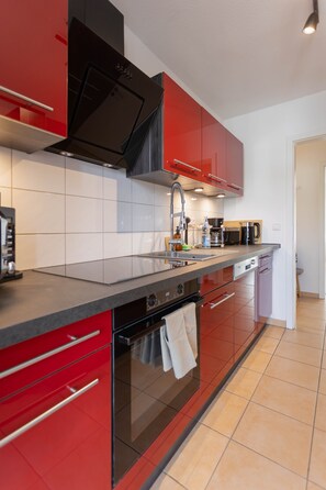Frigorifero, microonde, forno, piano cottura