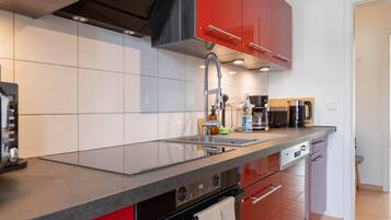 Kühlschrank, Mikrowelle, Ofen, Herdplatte