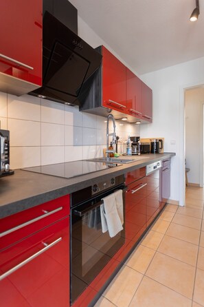 Frigorifero, microonde, forno, piano cottura
