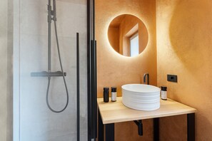 Douche, séchoir à cheveux, serviettes fournies
