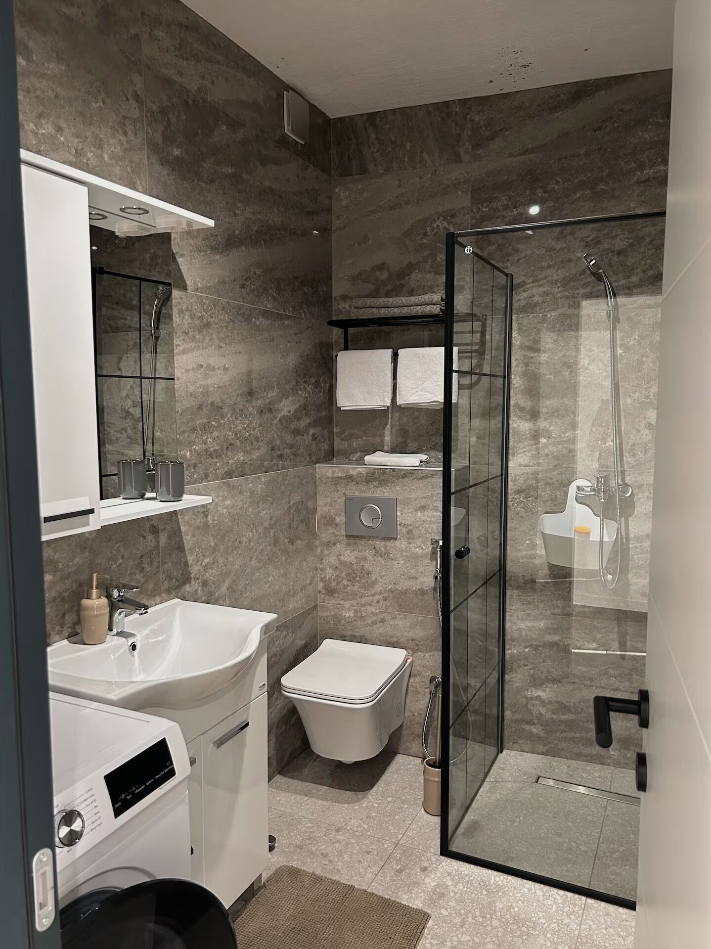 Shower, hair dryer, bidet, towels