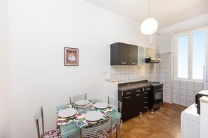 Apartamento | Cozinha privada | Micro-ondas