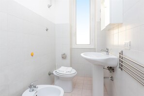 Apartment | Bathroom | Free toiletries, towels - Rental in Rome Jenner Apartment (Rome)