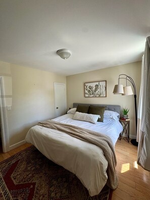 4 bedrooms, iron/ironing board, WiFi, bed sheets