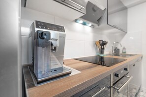 Frigorífico, microondas, horno y placa de cocina