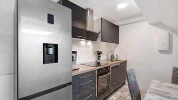 Kühlschrank, Mikrowelle, Ofen, Herdplatte