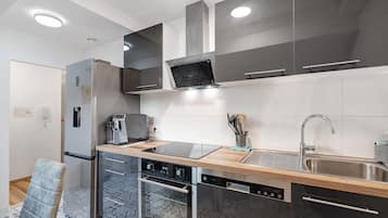 Kühlschrank, Mikrowelle, Ofen, Herdplatte