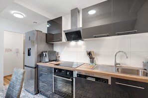 Een koelkast, een magnetron, een oven, een kookplaat