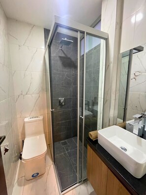 Douche, serviettes fournies, savon, papier toilette