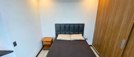 1 غرفة نوم وخدمة الإنترنت وملاءات أسرّة