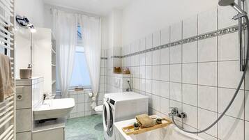 Dusche, Haartrockner, Handtücher