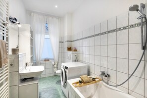 Een douche, een haardroger, handdoeken