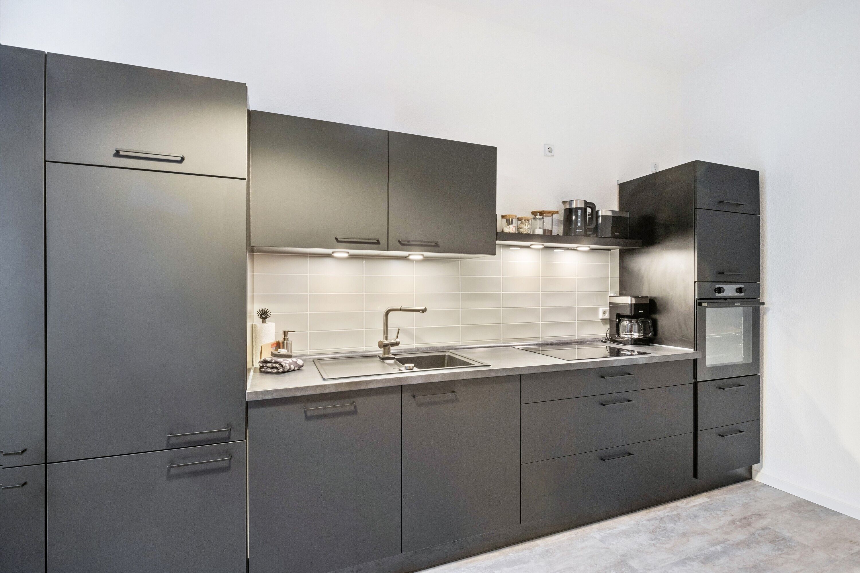 Kühlschrank, Mikrowelle, Ofen, Herdplatte