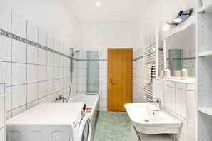 Douche, sèche-cheveux, serviettes fournies