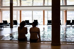 Piscine couverte, piscine extérieure (ouverte en saison)