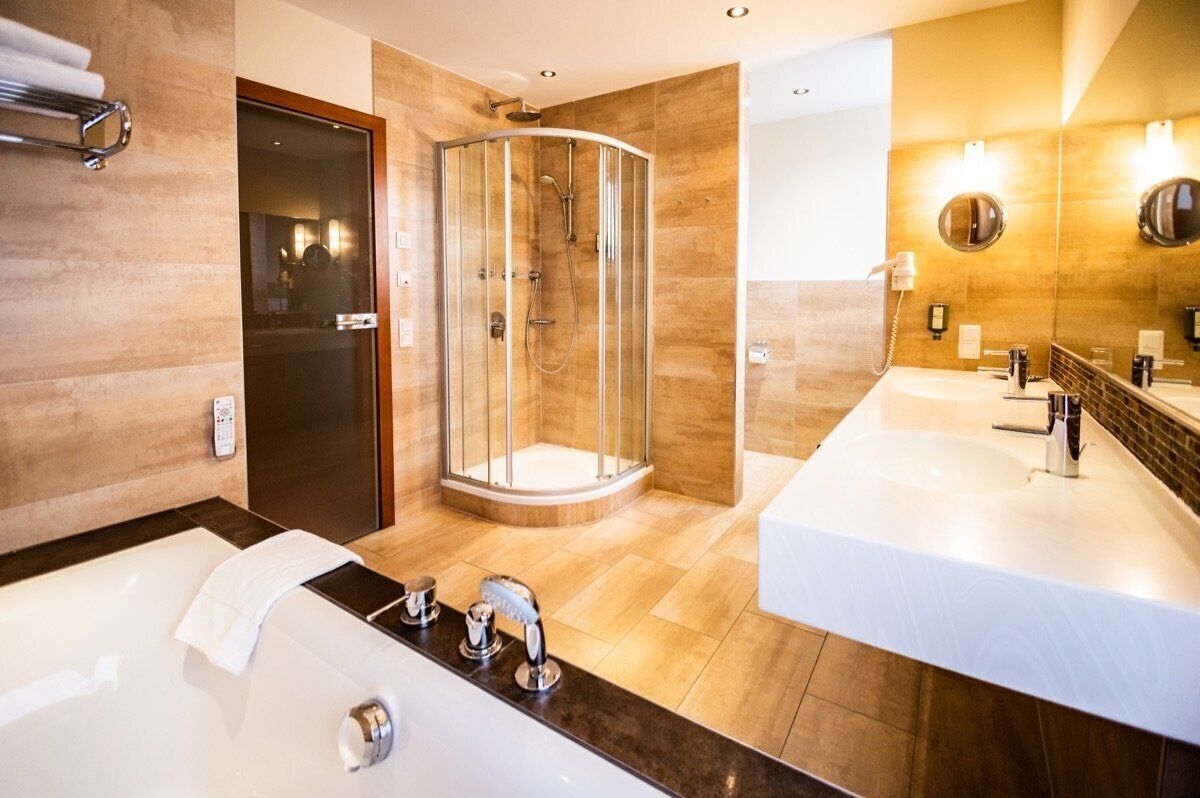 Suite | Badezimmer | Haartrockner, Handtücher, Shampoo, Toilettenpapier