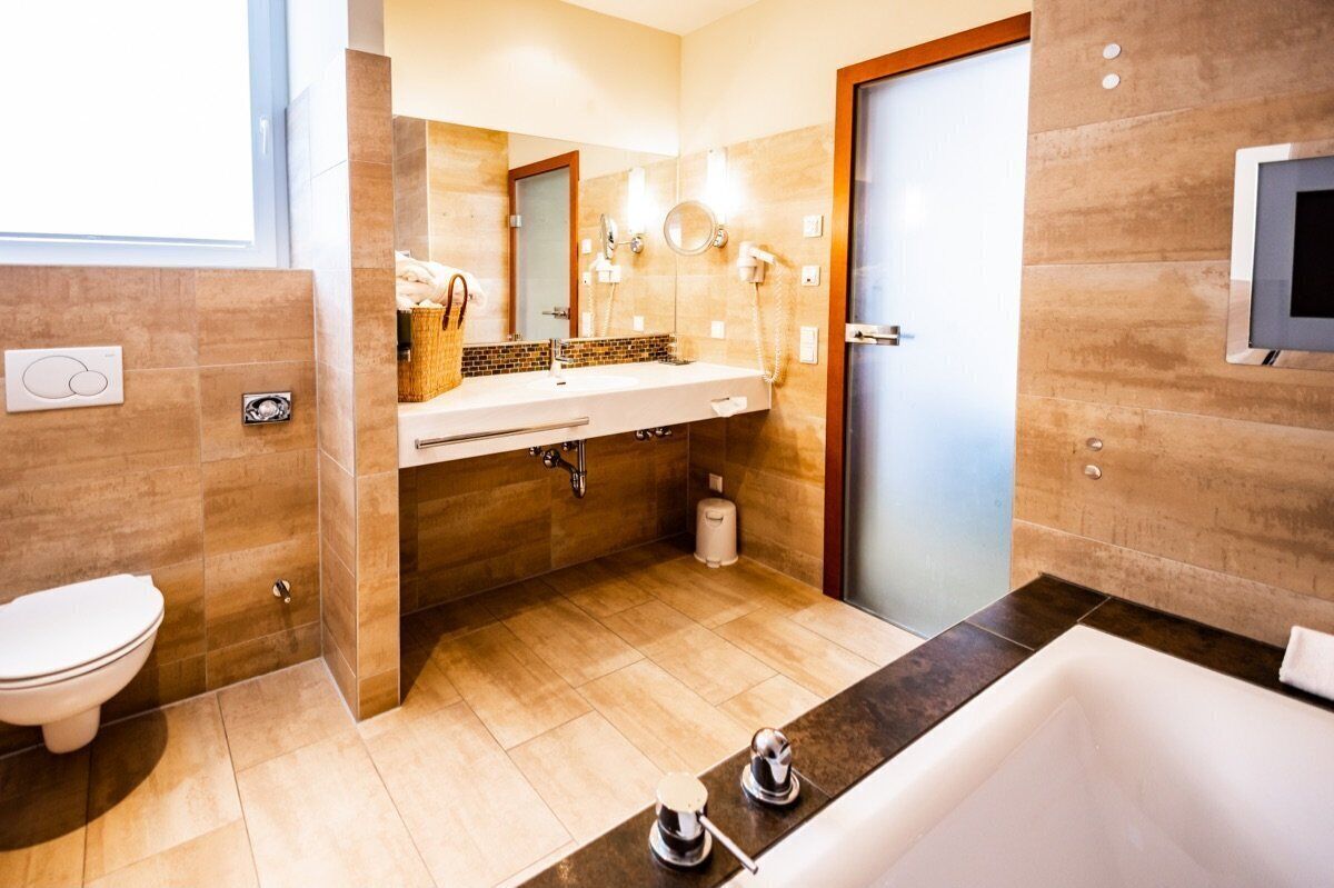 Junior Suite | Bathroom | Hair dryer, towels, shampoo, toilet paper
