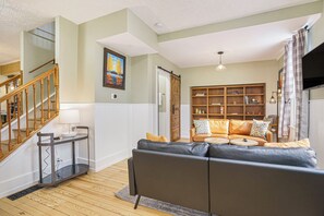 Smart TV, fireplace, ping pong, books