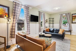 Smart TV, fireplace, ping pong, books