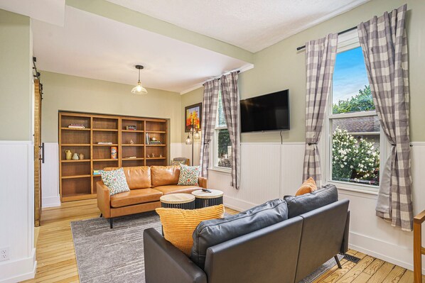 Smart TV, fireplace, ping pong, books