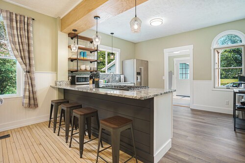 Retreat close to downtown with hot tub