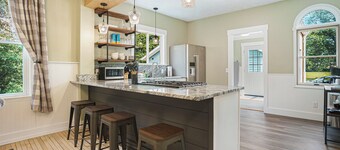 Retreat close to downtown with hot tub