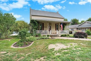 Exterior - Retreat close to downtown with hot tub (South Haven)