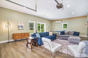 Smart TV, fireplace, ping pong, books