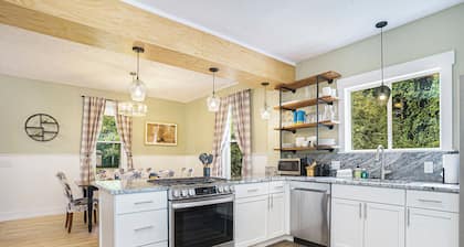 Retreat close to downtown with hot tub